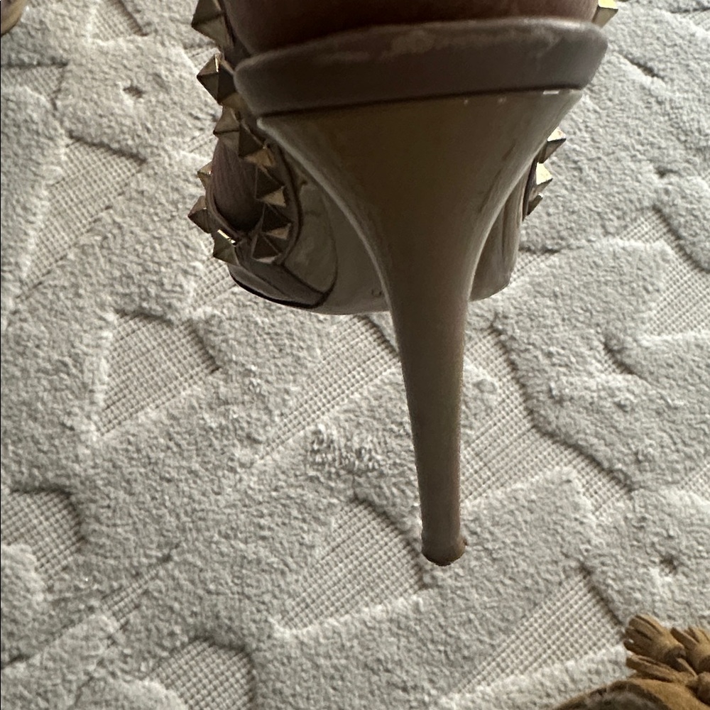 Valentino nude patent leather Rockstud strappy pointy toe heels size 36.5 - Picture 6 of 10